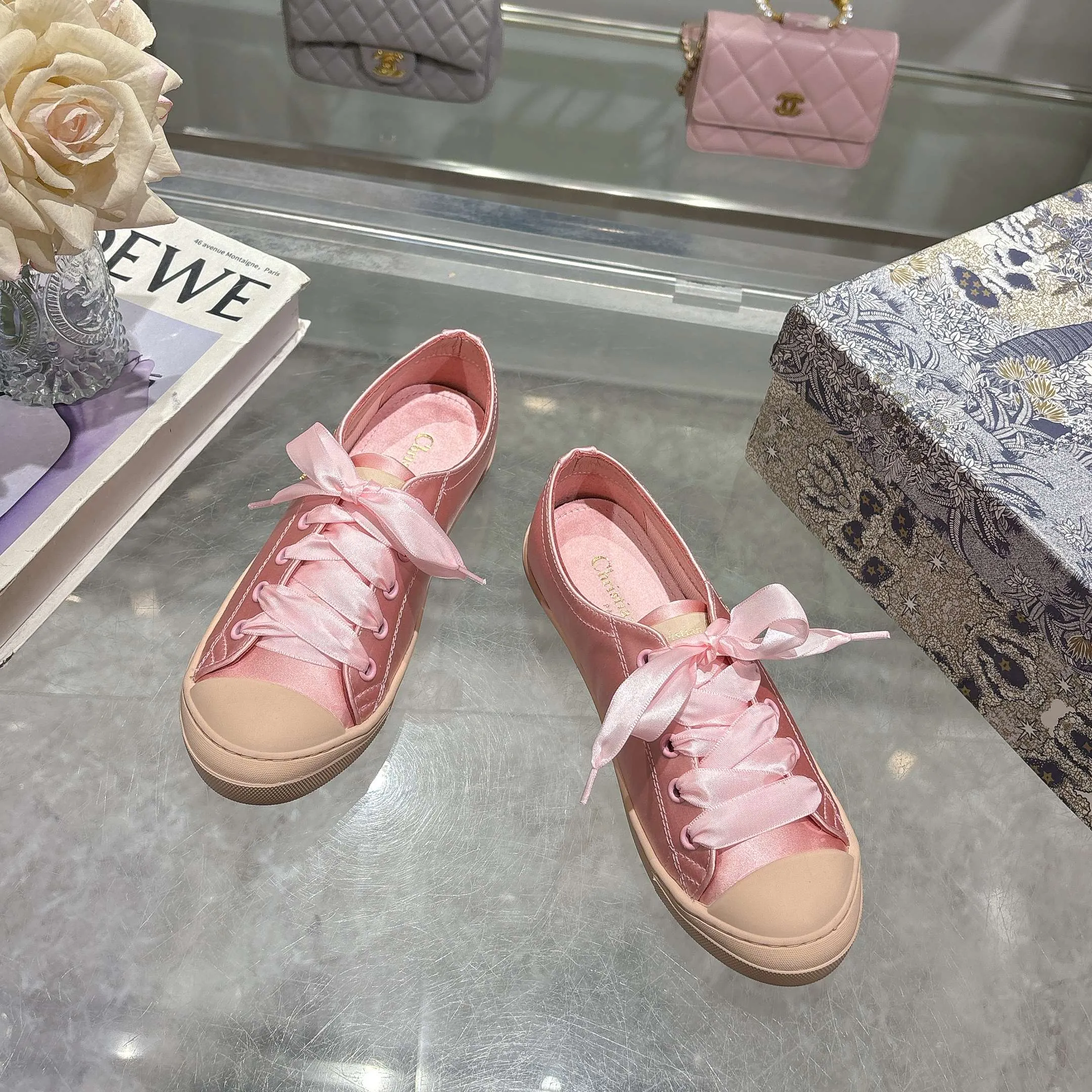 👟👟Ex-factory price 440👟👟 Dior ballet-style casual shoes, the same style as celebrities, satin fabric, breathable mesh lining, sheepskin for feet, wear-resistant rubber sole, size 35-40.